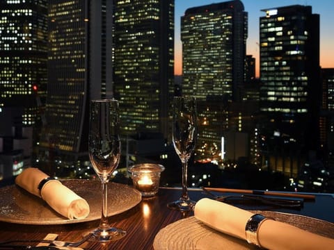 Restaurant/places to eat, Night, Lounge or bar, City view