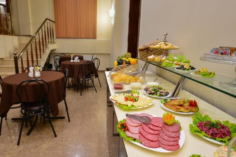 Restaurant/places to eat, Buffet breakfast