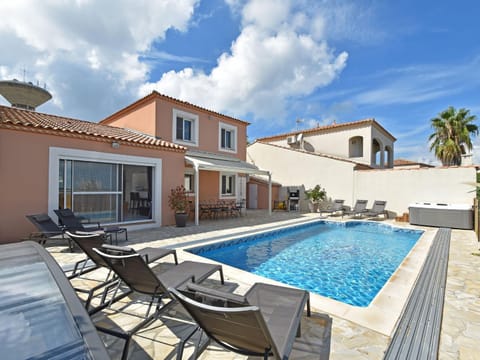 Luxury holiday home with private pool Maison in Le Grau-du-Roi