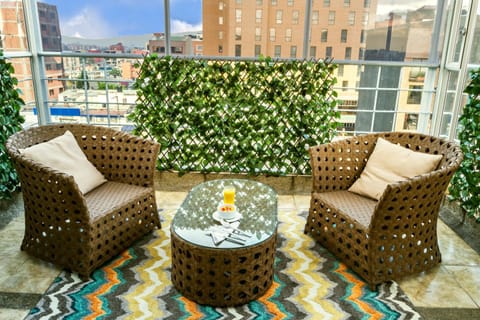 Balcony/Terrace, Decorative detail, Seating area, City view, Area and facilities