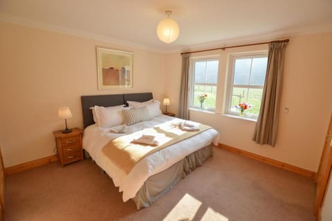 Bed, Bedroom, Garden view, Mountain view