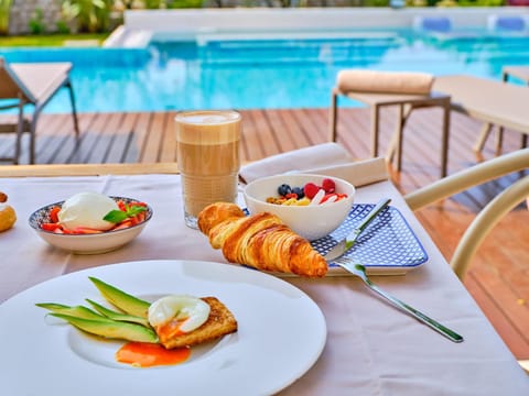 Swimming pool, Breakfast