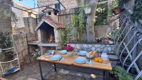 Patio, Day, BBQ facilities, Food and drinks, Seating area