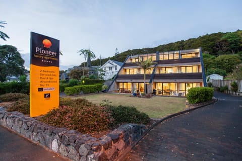 Facade/entrance, Area and facilities