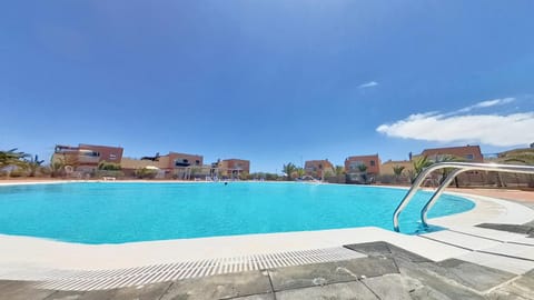 Property building, Day, Pool view, Swimming pool, sunbed