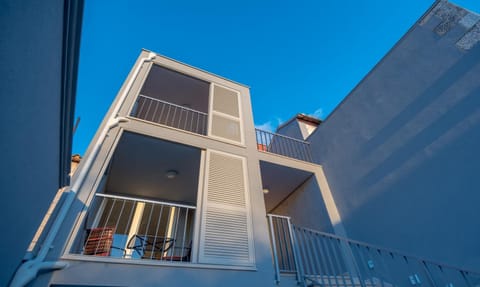 Property building, Day, Balcony/Terrace