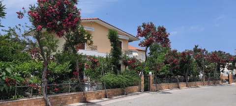 Property building, Spring, Day, Garden view, Street view