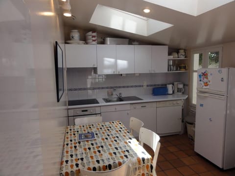 Maison familiale proche port à Sauzon, WIFI inclus - FR-1-418-11 House in Brittany