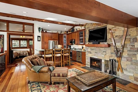 Fasching Haus Unit 5, Luxury Condo with Great Natural Light & Amazing Location House in Aspen