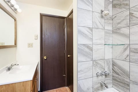 Silverglo Condominiums 104, Budget-Friendly Studio Close to Downtown, Full Kitchen, New Bathroom House in Aspen