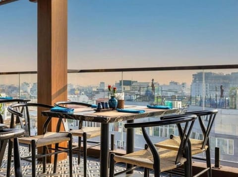 Restaurant/places to eat, View (from property/room), Balcony/Terrace, Dining area, City view