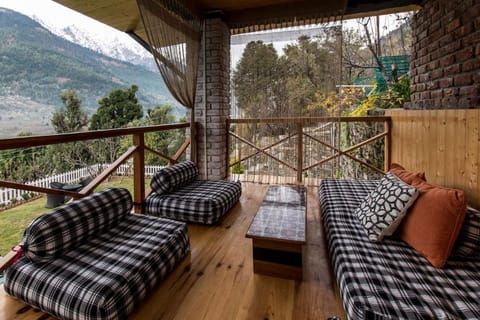 StayVista at Thea Homes - Dreamy Idylic Home overlooking Jogni Waterfall Moradia in Manali
