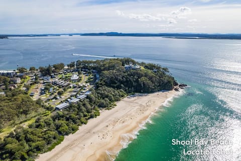 Ocean Shores, 7 27 Weatherly Cl - waterfront with fabulous views and WiFi Apartment in Shoal Bay