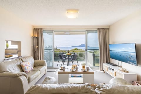 Ocean Shores, 7 27 Weatherly Cl - waterfront with fabulous views and WiFi Apartment in Shoal Bay