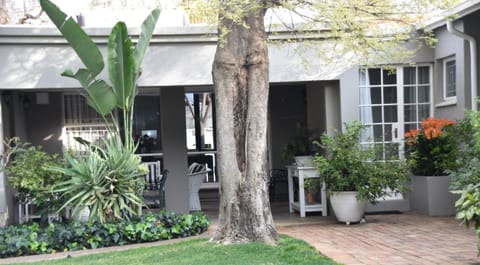 Rosebank Lodge Guesthouse by Claires Bed and Breakfast in Johannesburg