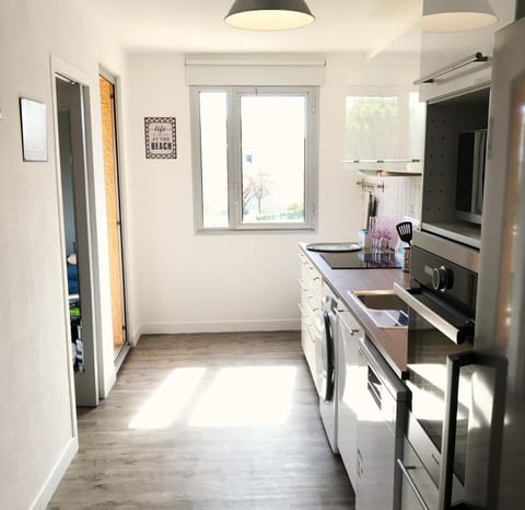 Kitchen or kitchenette, Garden view, Pool view