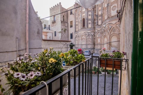 Balcony/Terrace, Bedroom, Landmark view, Street view