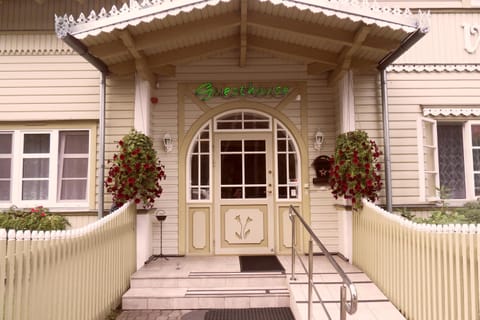 Facade/entrance