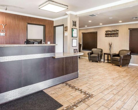Quality Inn & Suites Woodland - Sacramento Airport Hotel in Woodland