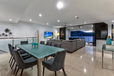 Edge 2 - Oceanfront Luxurious and Spacious 4 Bedroom Split Level Apartment with buggy and valet service Condominio in Whitsundays
