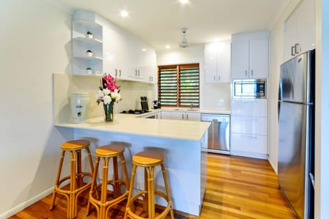 Heliconia 1 Hamilton Island 3 Bedroom Ocean Views with Golf Buggy Casa in Whitsundays