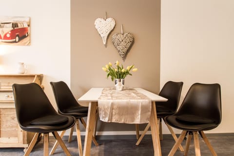 Kitchen or kitchenette, Photo of the whole room, Decorative detail, Seating area