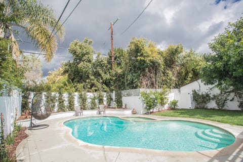 Enchanting Sherman Oaks Home With Pool permit #HSR two one zero zero 2605 House in Sherman Oaks