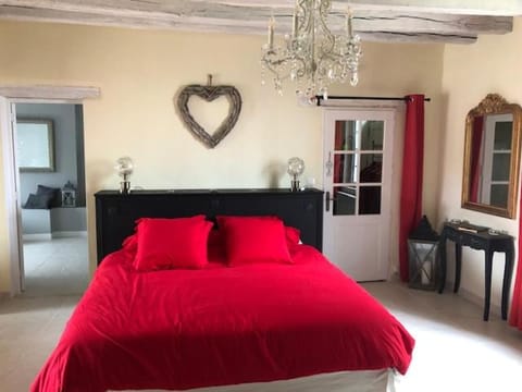 SUITE ROMANTIQUe Bed and Breakfast in Centre-Val de Loire