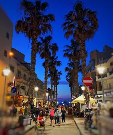 Neighbourhood, Street view