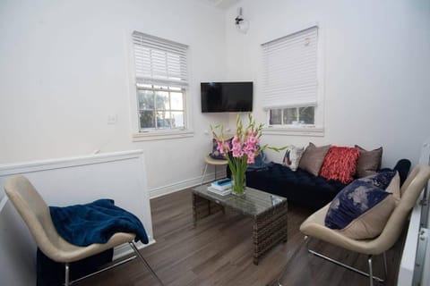 5 BR - Sleeps 10! Best Location next to French Quarter! Bed and Breakfast in Faubourg Marigny
