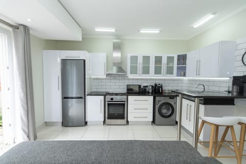 Kitchen or kitchenette, oven, washing machine