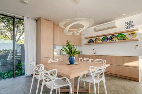 Kitchen or kitchenette, Seating area, Dining area