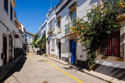 Facade/entrance, Neighbourhood