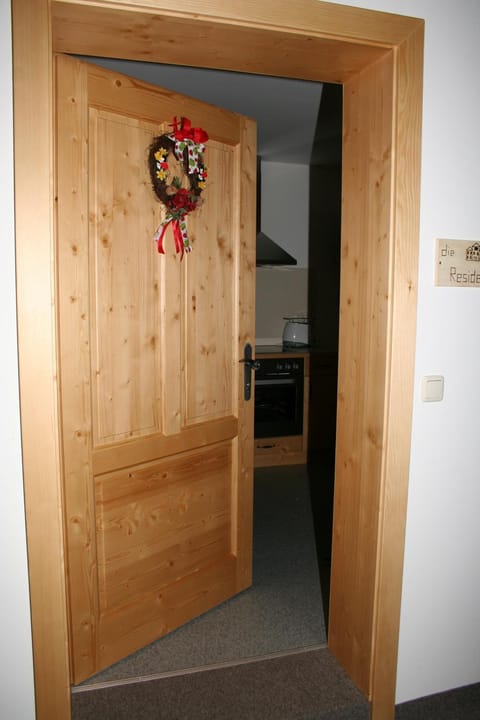 Photo of the whole room, Decorative detail