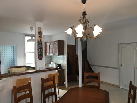 Coffee/tea facilities, Kitchen or kitchenette, Dining area