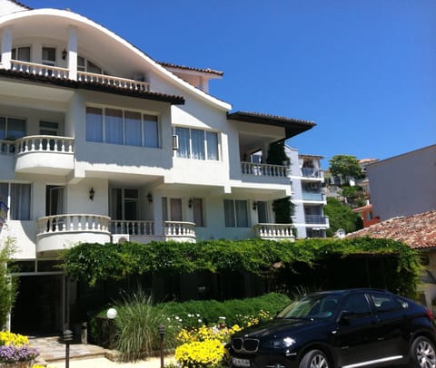 Nearby landmark, Facade/entrance, Natural landscape, Summer, Street view