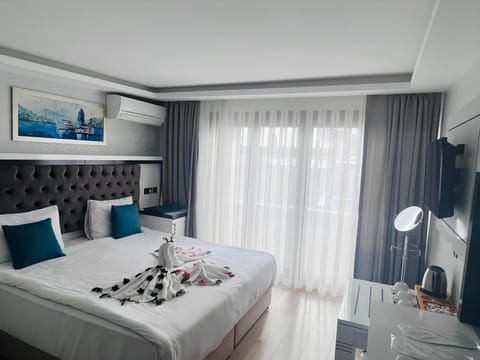 Bed, TV and multimedia, Balcony/Terrace, Photo of the whole room, Bedroom