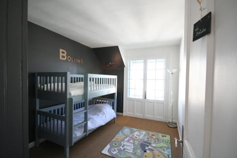 Bedroom, bunk bed