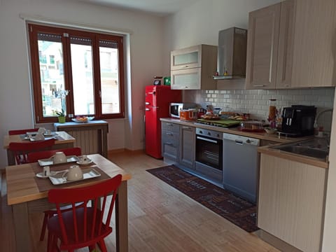 Communal kitchen, Breakfast