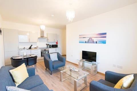 Comfortable Modern Apartment in Swindon, FREE parking sleeps up to 5 Condo in Swindon
