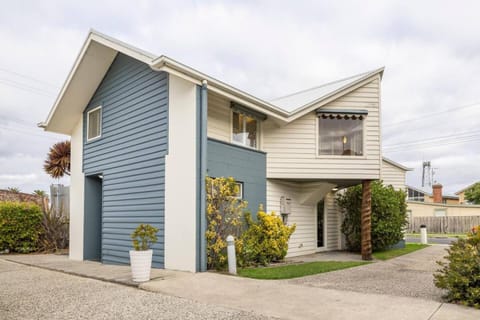 Property building, Facade/entrance, Parking