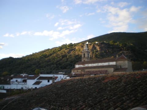 Property building, Nearby landmark, Natural landscape, View (from property/room), Landmark view, Mountain view