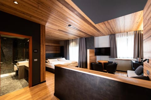 Bed, TV and multimedia, Photo of the whole room, Seating area, Bedroom