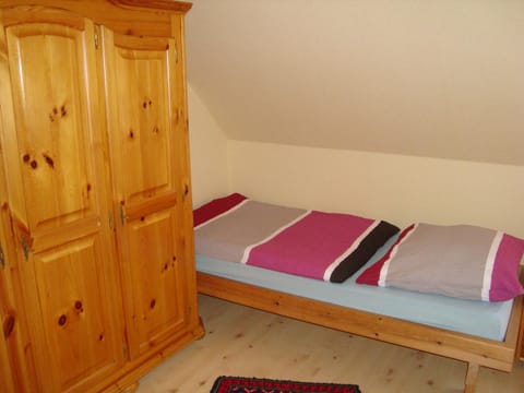 Day, Photo of the whole room, Decorative detail, Decorative detail, Bedroom