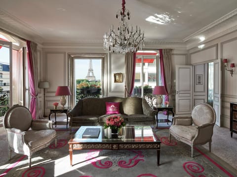 Hôtel Plaza Athénée - Dorchester Collection Hotel in Paris