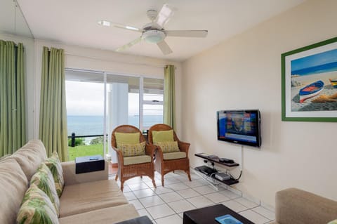 Communal lounge/ TV room, Natural landscape, TV and multimedia, Living room, Seating area, Sea view, fireplace