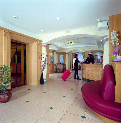 Staff, Lobby or reception, Guests
