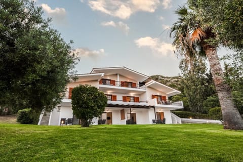 Property building, Day, Natural landscape, Garden, Garden view