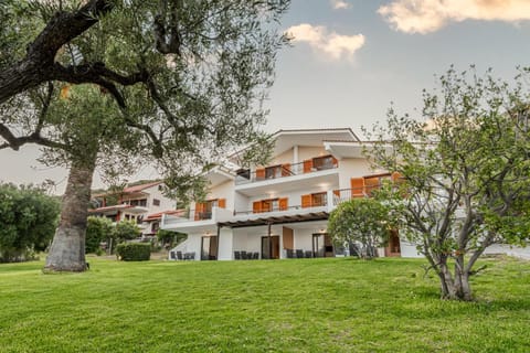 Property building, Spring, Day, Natural landscape, Garden, Garden view