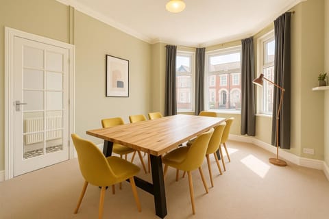 Edwardian City Centre House For Big Groups, Offroad Parking & Hot Tub! Apartment in Cardiff